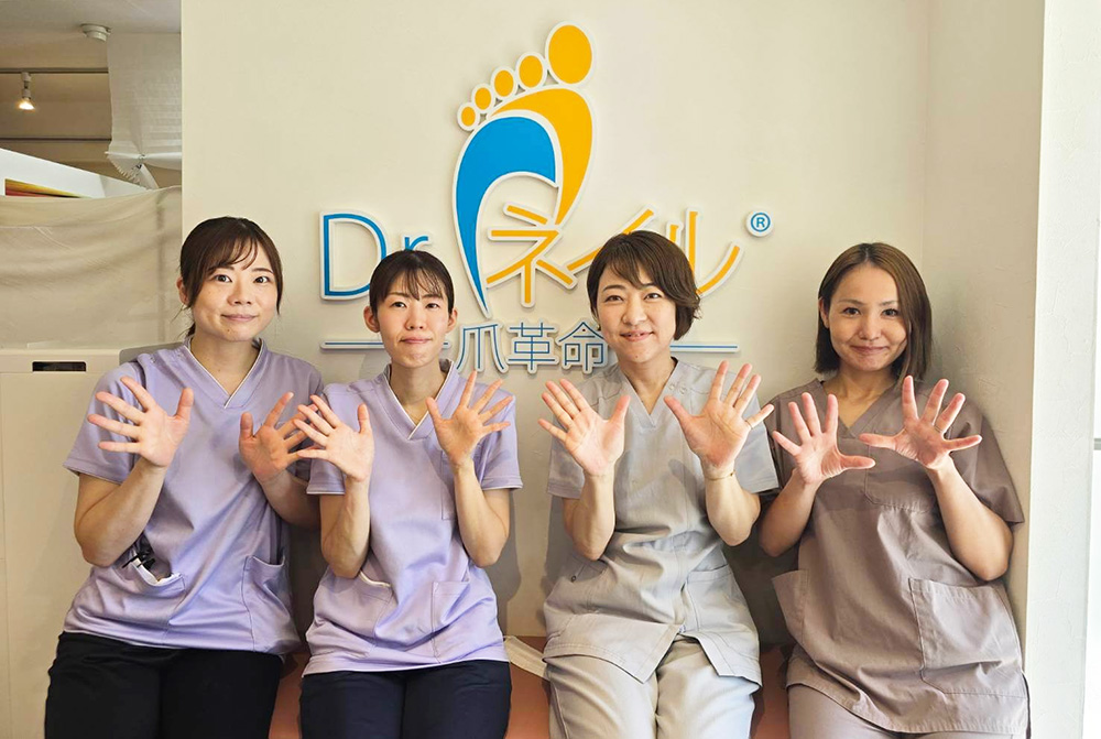 ドクターネイル爪革命九州本店の院長、施術メンバー（石田麻美、小川　由里子、髙田菜摘、瀧聞美智）の写真
